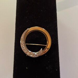 💛✨ Vintage Monet Gold-Tone Circle Brooch with Rhinestone Accents